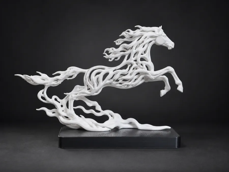 Escultura de un caballo al galope impresa en 3D en blanco, montada sobre una base negra